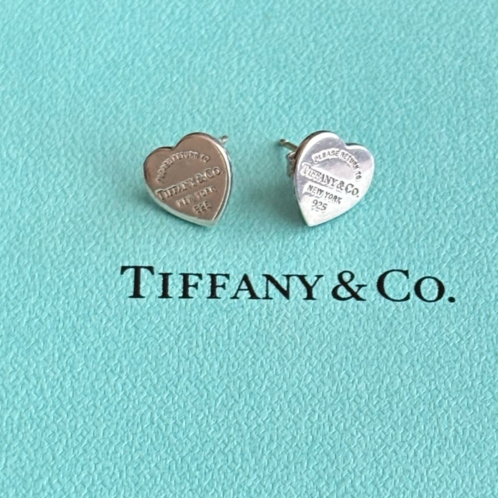 Tiffany & Co
Return to Tiffany® 
Full Heart Earrings
in Sterling Silver with box